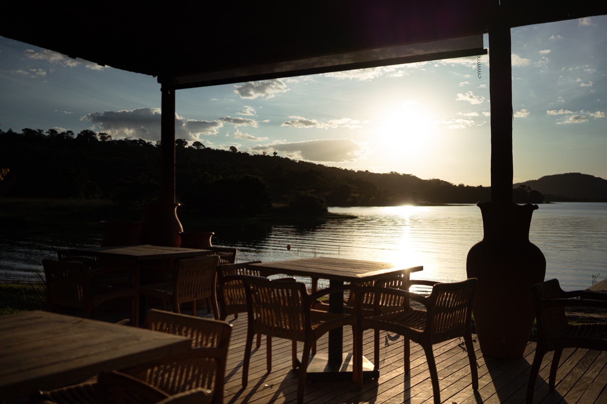 Deck no pôr do sol — gastronomia à beira do lago
