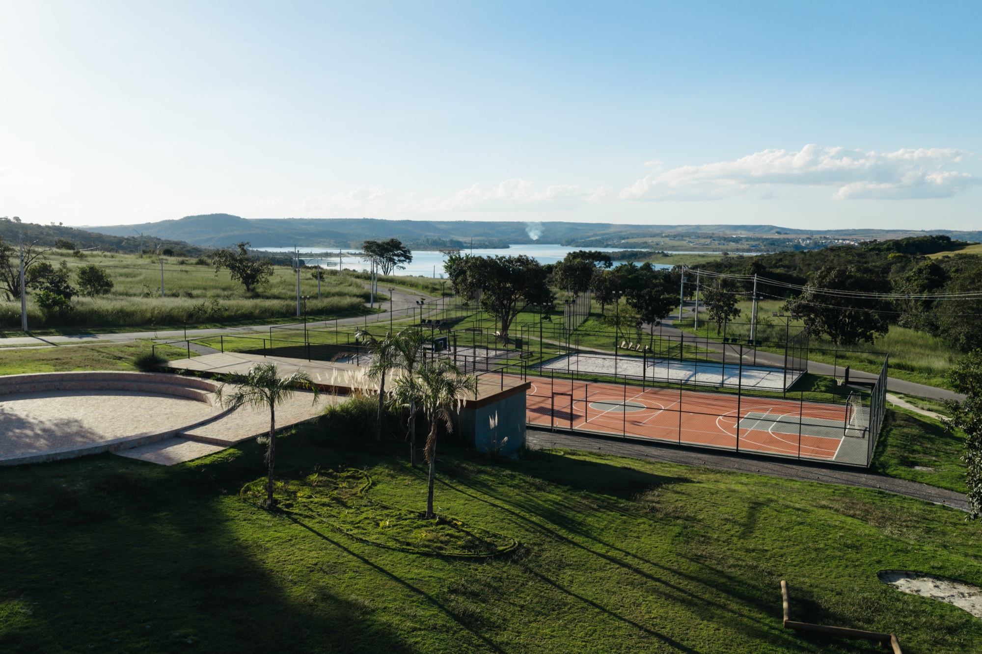 3 quadras de tênis com vista para o Lago Corumbá IV
