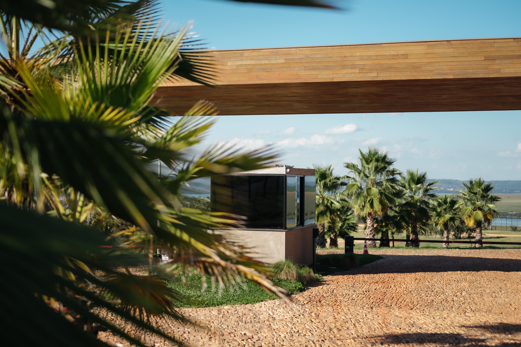 Materialidade da arquitetura Fazenda Canoa — cumaru, corten, pedra e cimento queimado